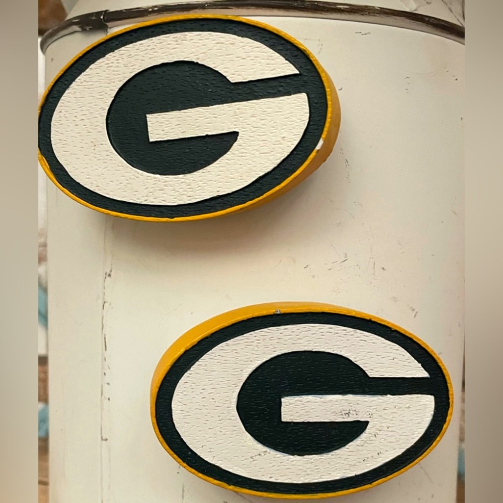 Green Bay Packers Set Of 2 / 2 -1/2" Painted Team Logo Magnet